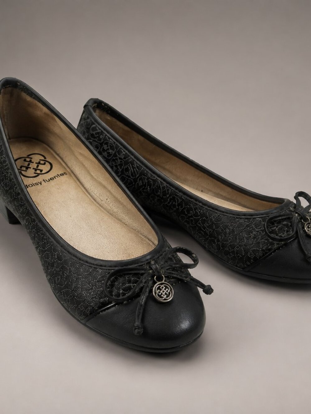 Daisy Fuentes Amara Black Ballet Flats Bow Charm Size 5.5 - Picture 2 of 5